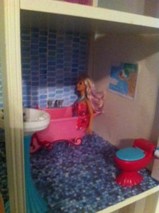 This is the one room that I have finished(except I still need a few finishing touches) in my Barbie house– the bathroom